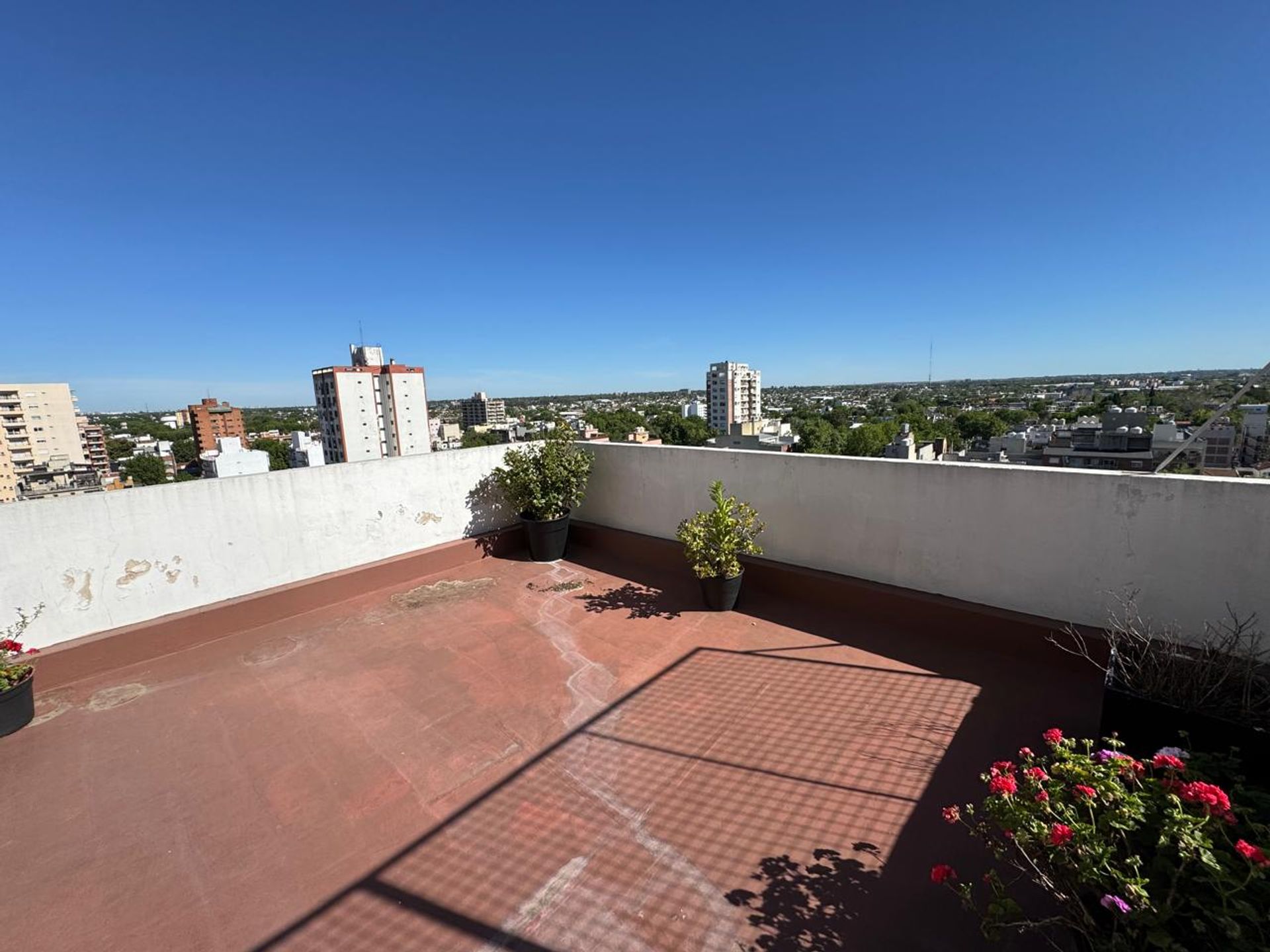 Muy lindo departamento con terraza propia- cochera