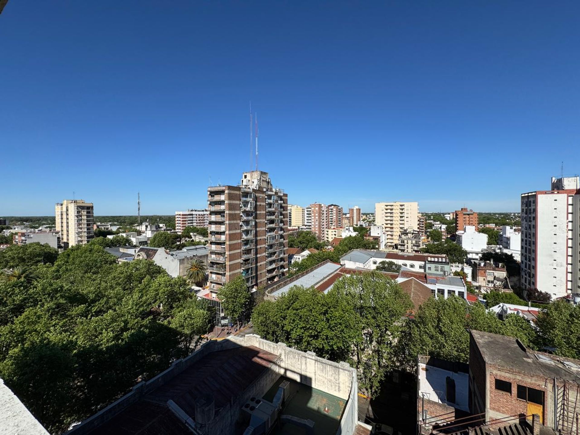 Muy lindo departamento con terraza propia- cochera