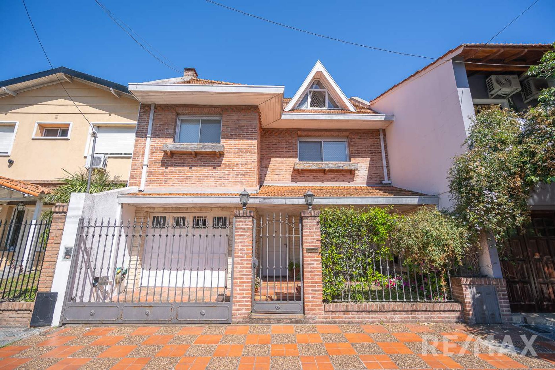 Venta casa 5 amb, 3 pisos, con patio en Olivos