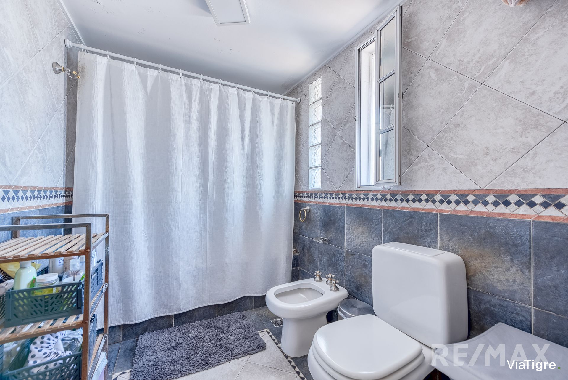 Venta casa 5 amb, 3 pisos, con patio en Olivos