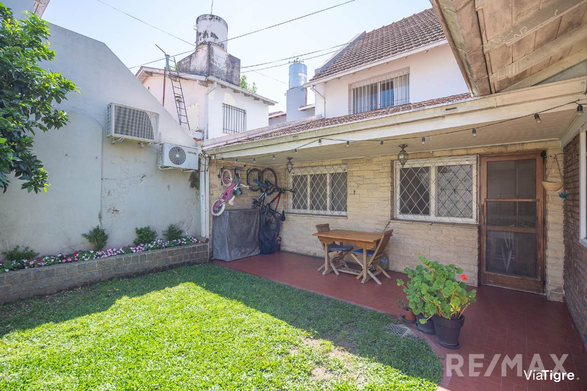 Venta casa 5 amb, 3 pisos, con patio en Olivos