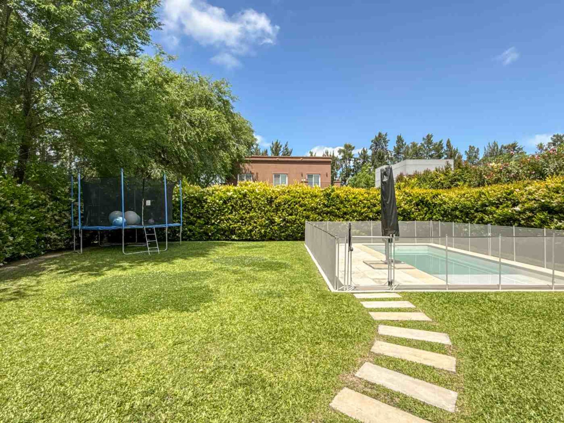 Venta casa 5 ambientes en La Comarca