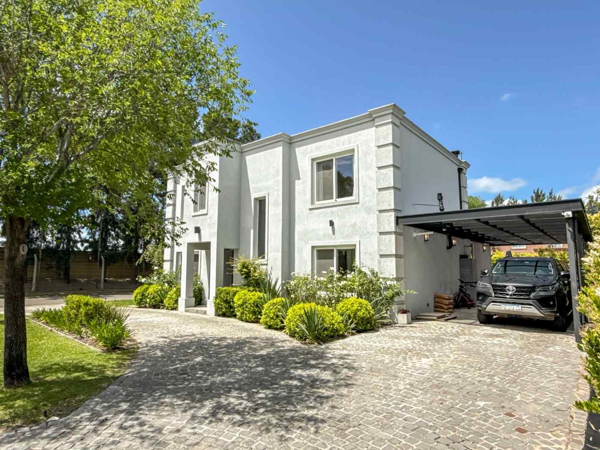 Venta casa 5 ambientes en La Comarca