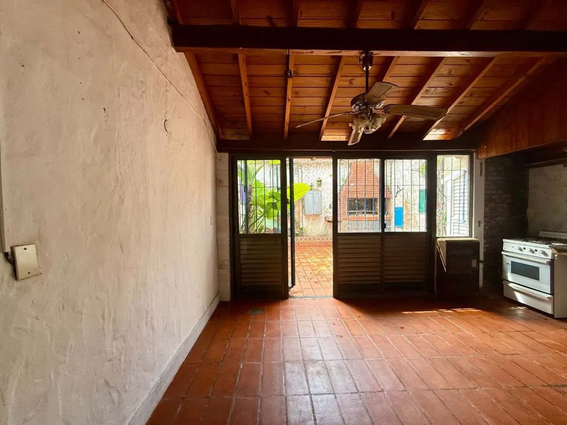 4-Room House for Sale in Beccar, with Patio and Covered Garage.