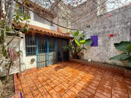 4-Room House for Sale in Beccar, with Patio and Covered Garage.