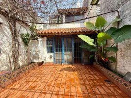 4-Room House for Sale in Beccar, with Patio and Covered Garage.
