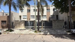 Excelente Triplex En Ubicacion Estrategica !