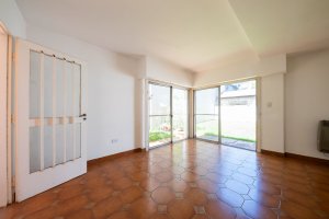 4-Room House with Garden for Sale in Florida