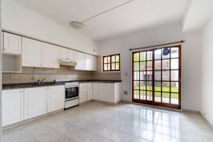 Triplex for sale, 5 rooms, garden in Olivos