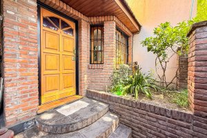 4-room duplex for sale in Victoria with garage