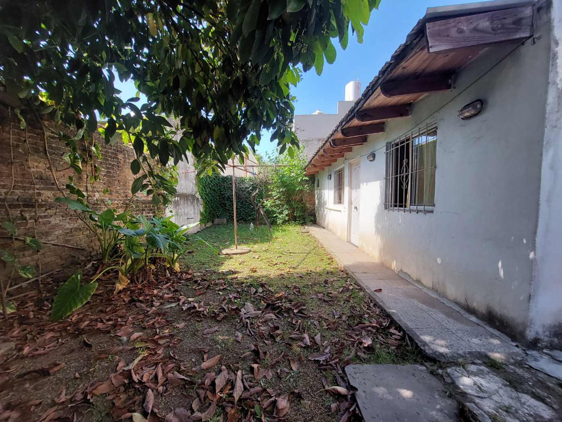 Venta casa 3 ambientes, cochera y jardín en Olivos