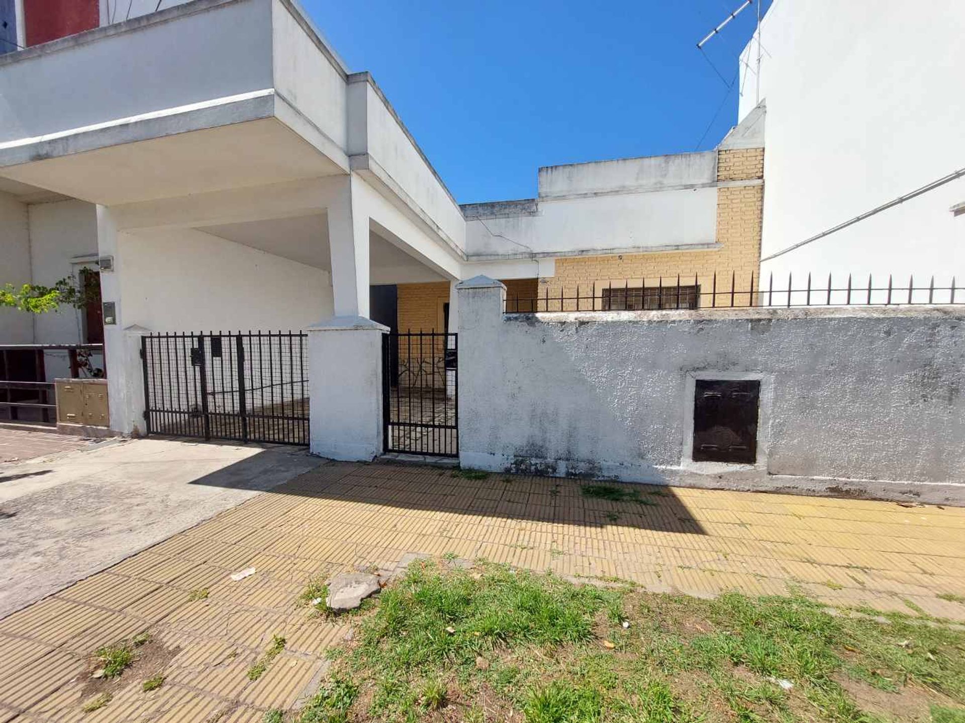 Venta casa 3 ambientes, cochera y jardín en Olivos