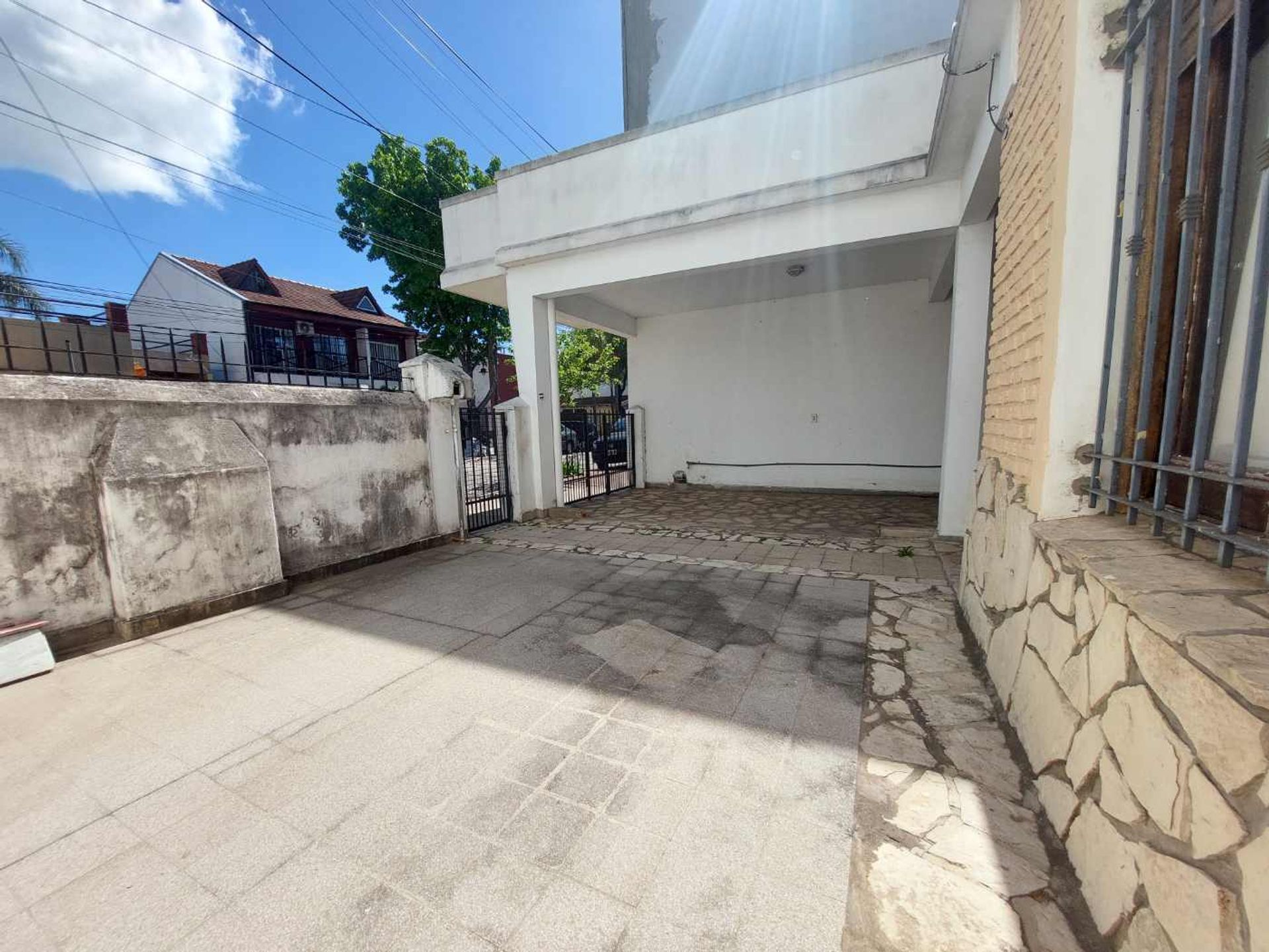 Venta casa 3 ambientes, cochera y jardín en Olivos