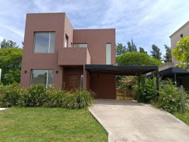 5-room House for Rent in Benavidez with Pool