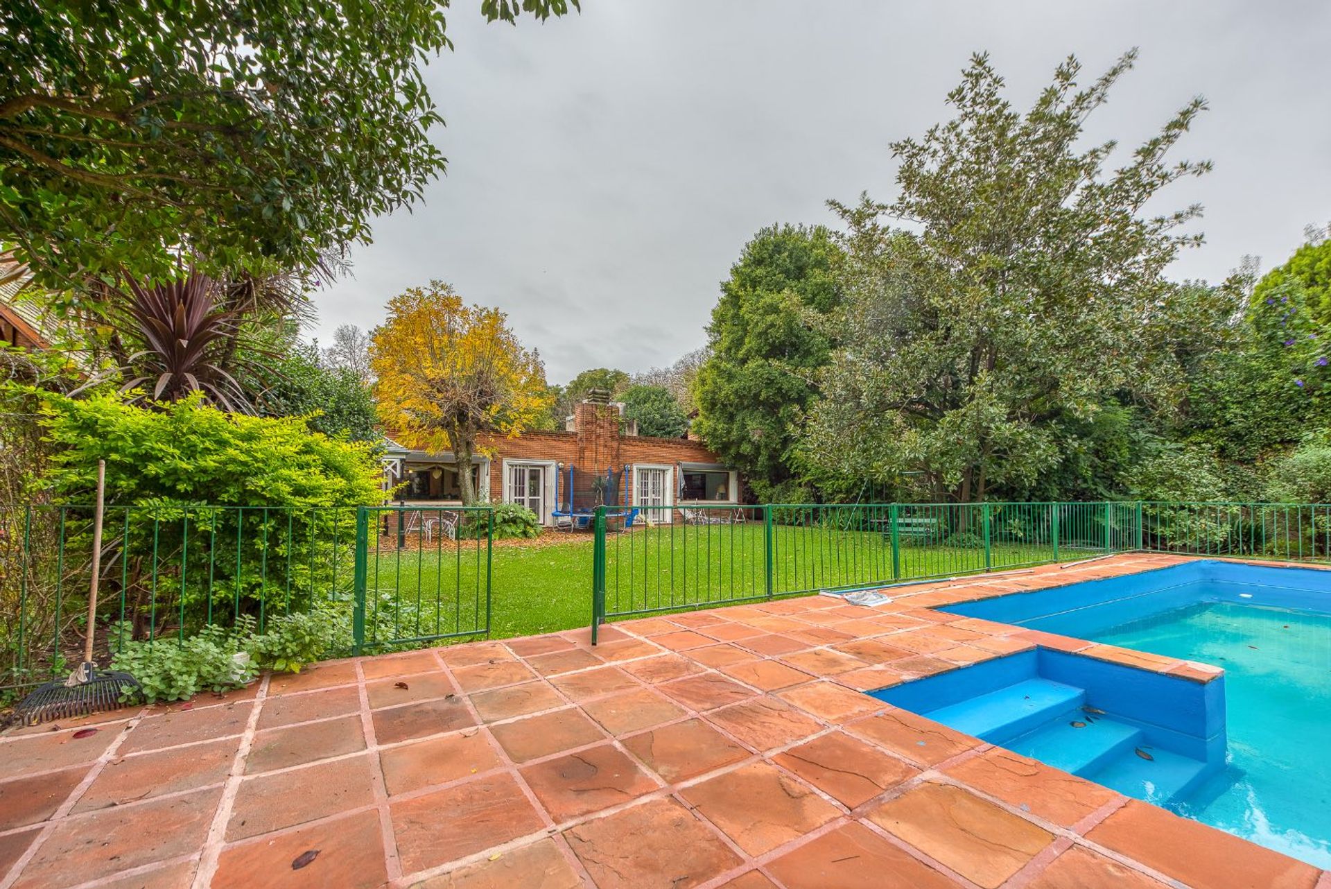 House with park, pool and winter garden Boulogne