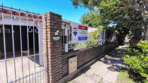 4-Room House for Sale with Terrace and 3-Car Garage