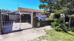 4-Room House for Sale with Terrace and 3-Car Garage