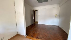 For Sale: 6-room Apartment with Terrace, Balcony, Florida East, Needs Renovation