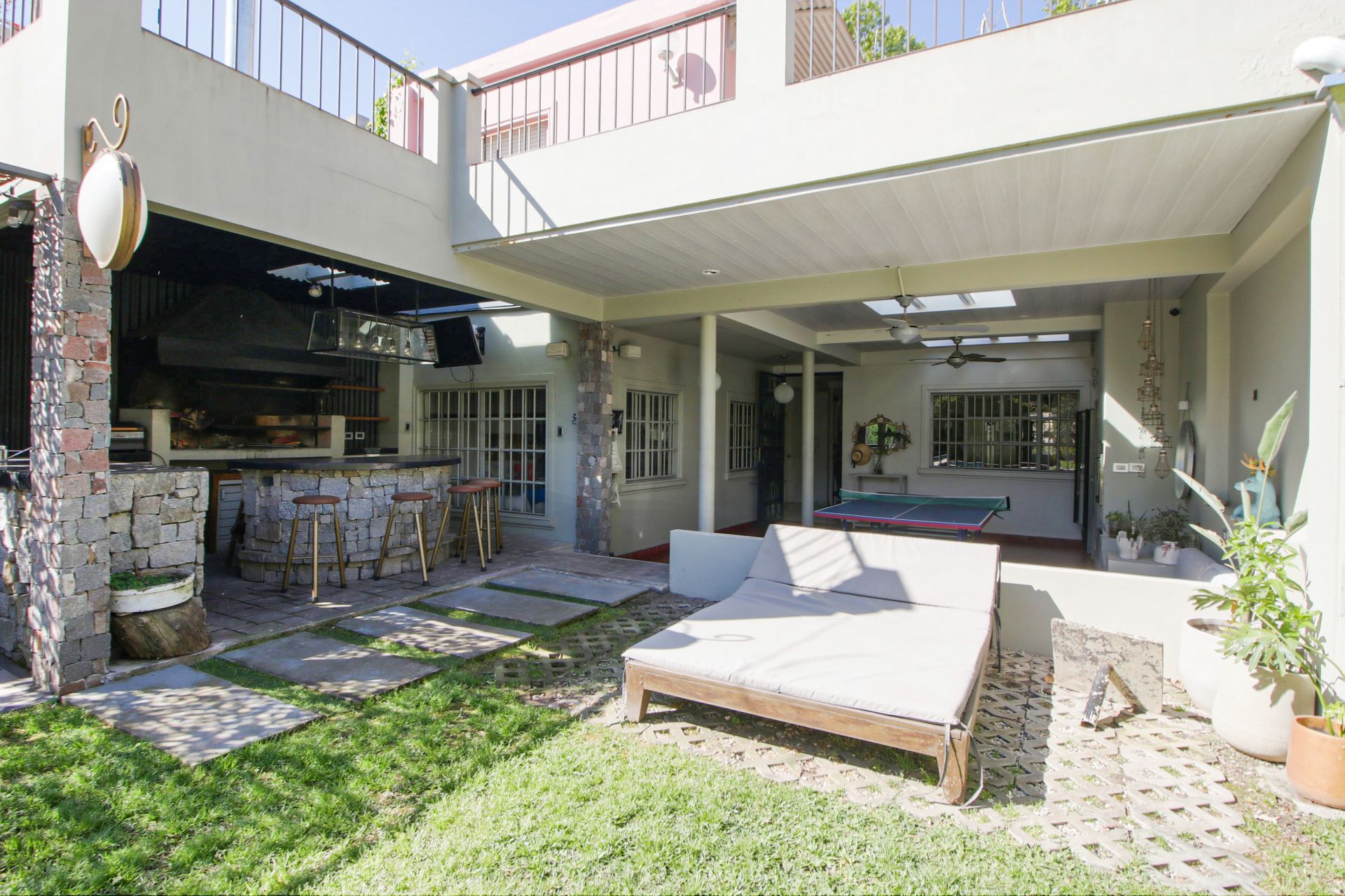Venta - Casa 4 Dorm. Bajo Vte. Lopez Con Pileta