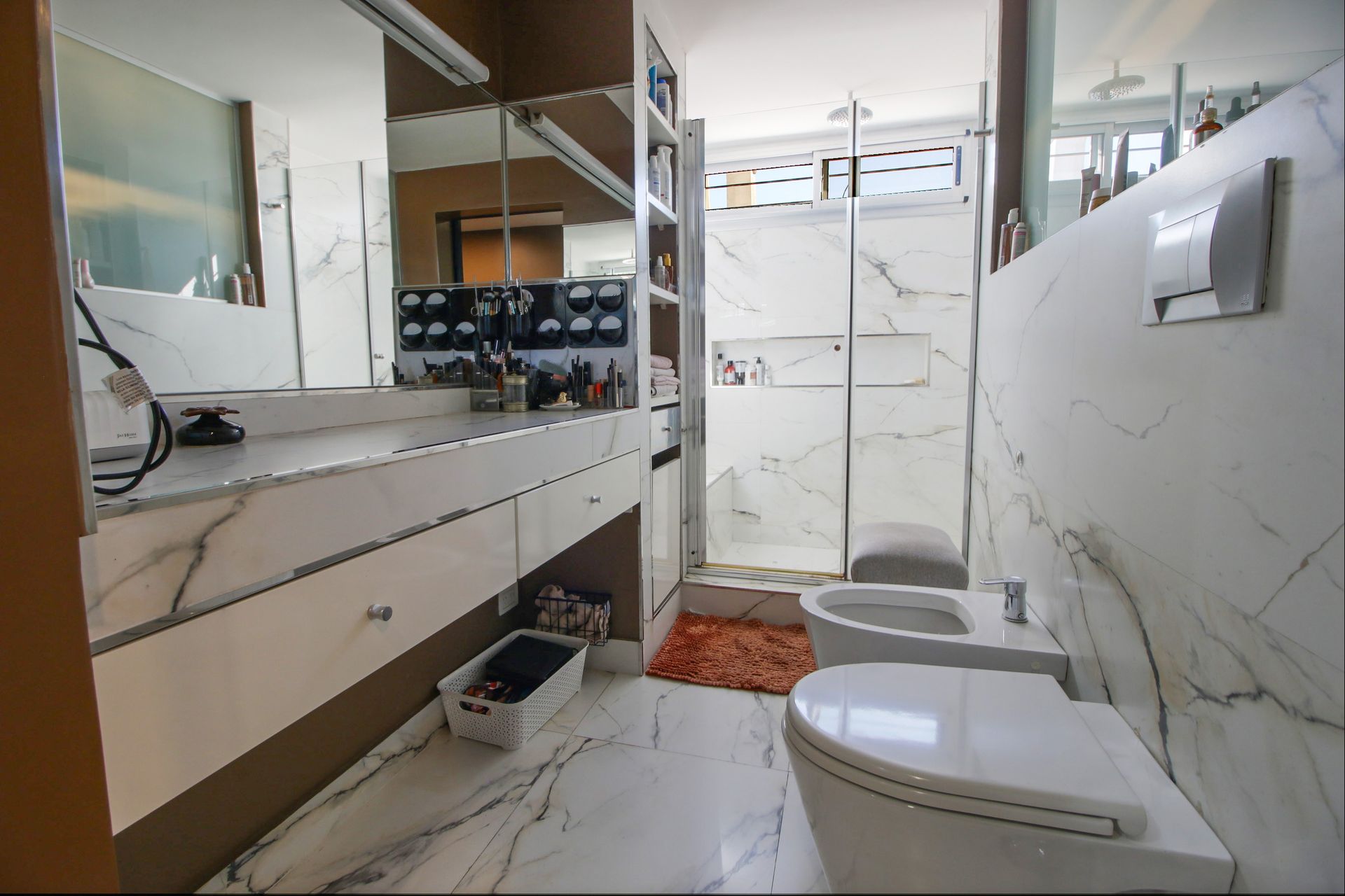 Venta - Casa 4 Dorm. Bajo Vte. Lopez Con Pileta