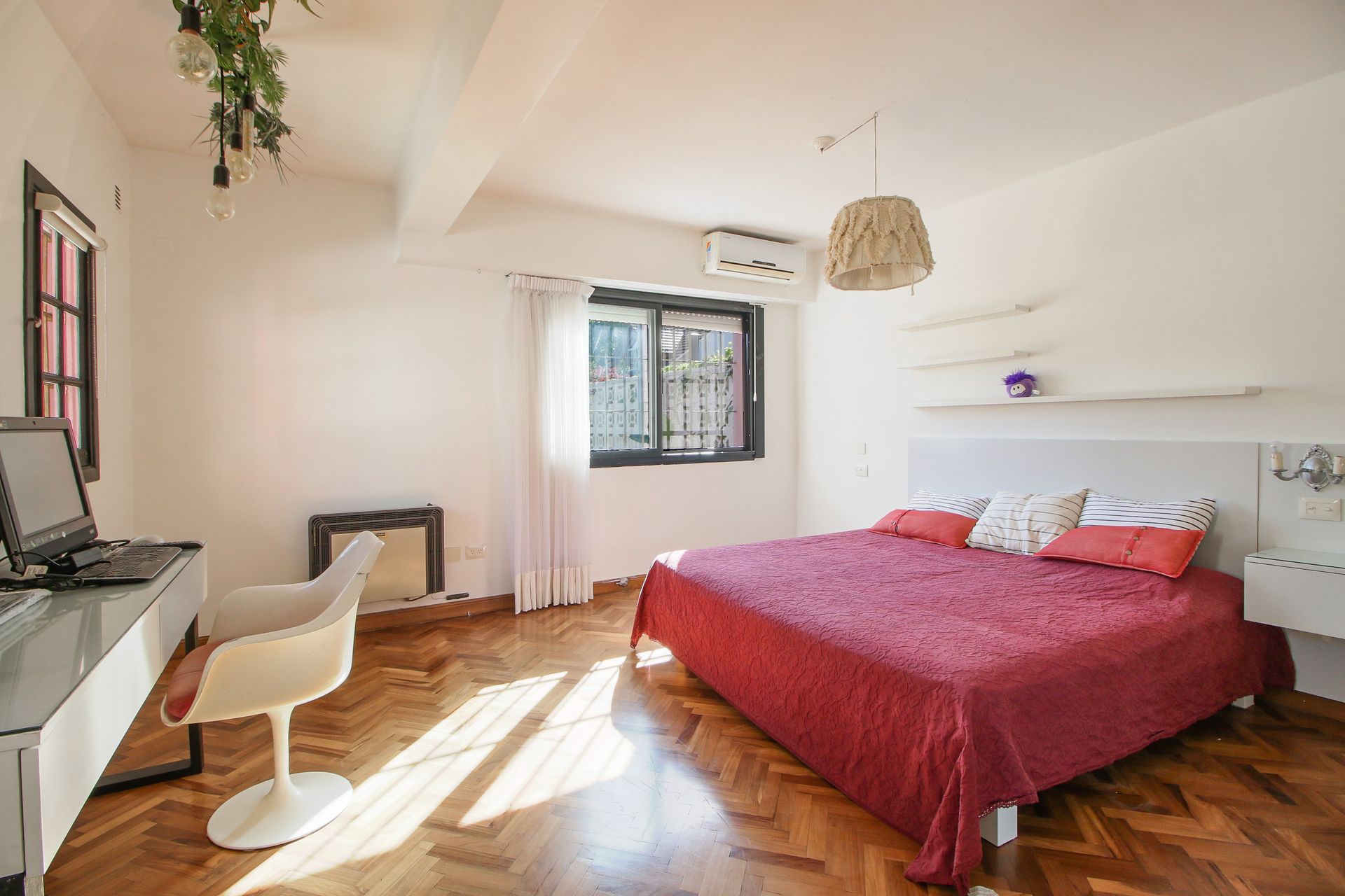 Venta - Casa 4 Dorm. Bajo Vte. Lopez Con Pileta