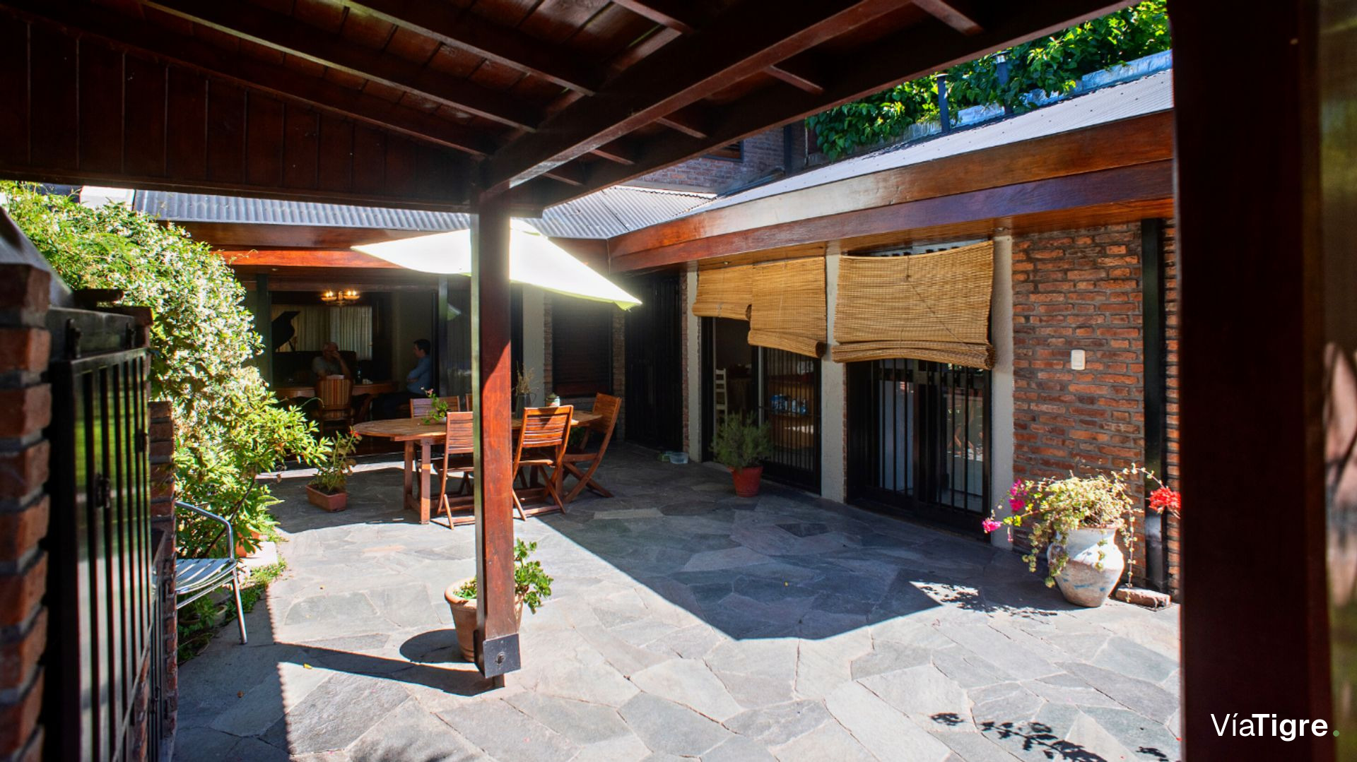 Venta Casa Con Jardin Pileta Y Cochera En Olivos