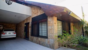 Venta Casa Con Jardin Pileta Y Cochera En Olivos
