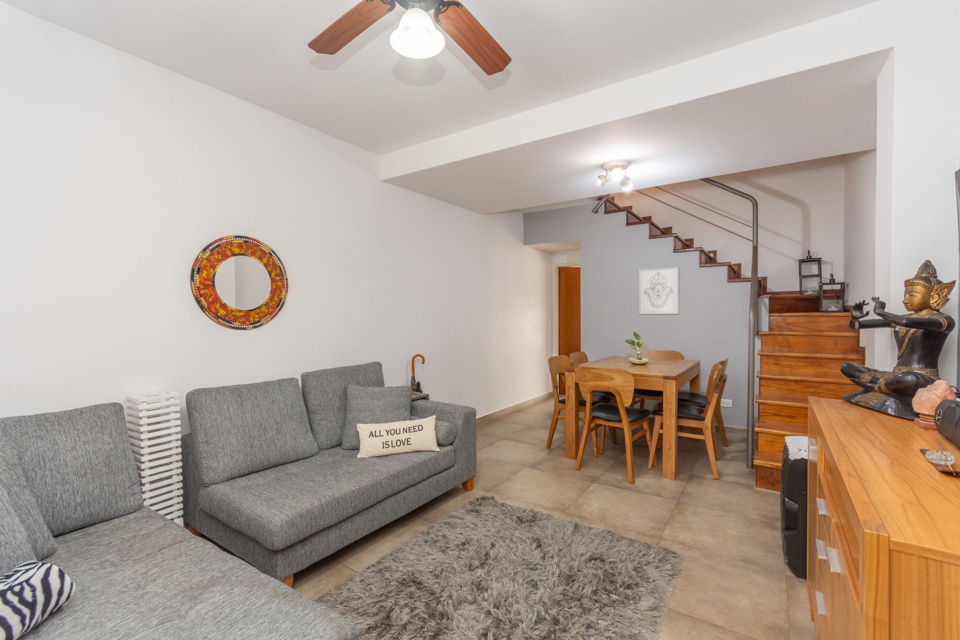 Triplex 4 amb en Venta con cochera y patio Olivos