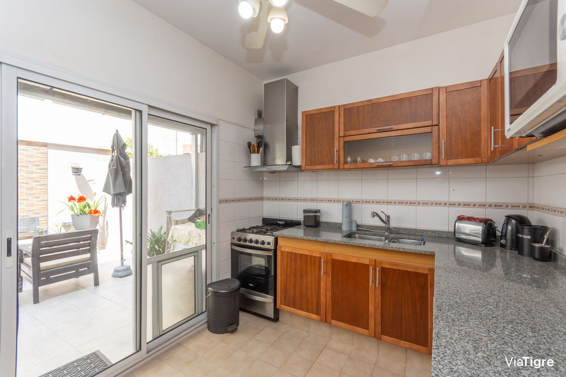 Triplex 4 amb en Venta con cochera y patio Olivos