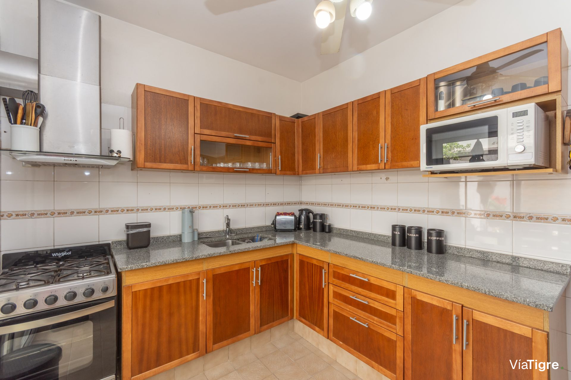 Triplex 4 amb en Venta con cochera y patio Olivos