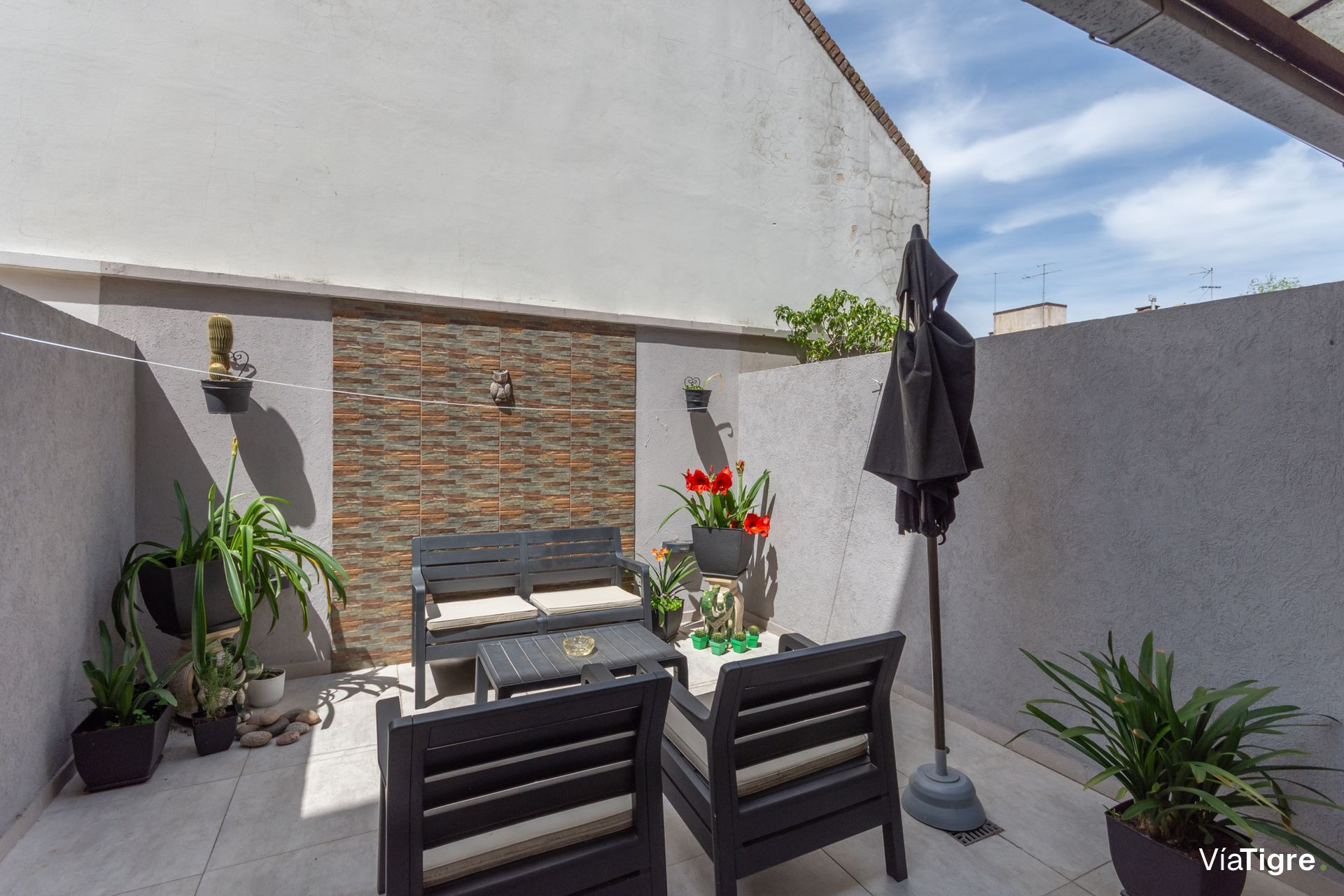 Triplex 4 amb en Venta con cochera y patio Olivos