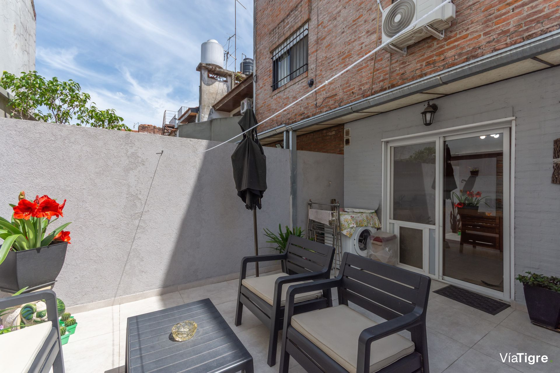 Triplex 4 amb en Venta con cochera y patio Olivos