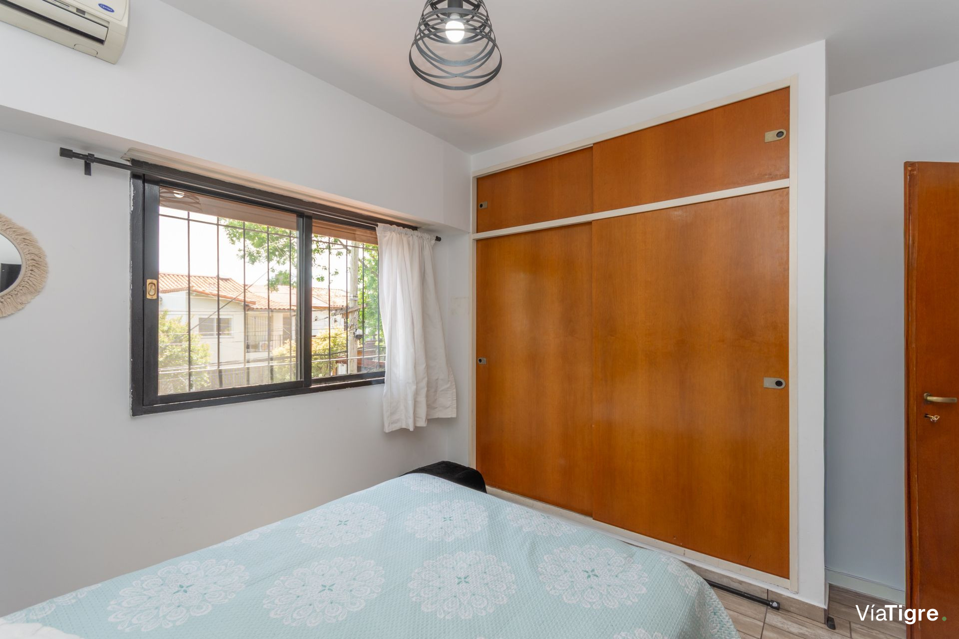 Triplex 4 amb en Venta con cochera y patio Olivos