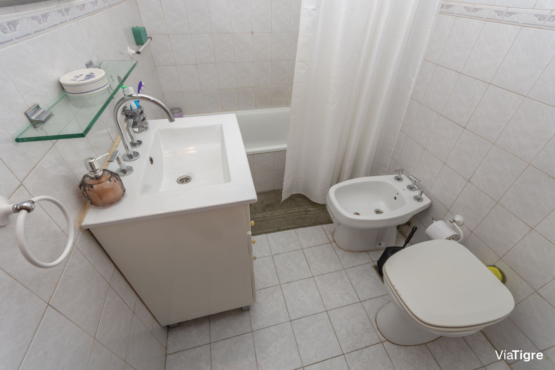 Triplex 4 amb en Venta con cochera y patio Olivos