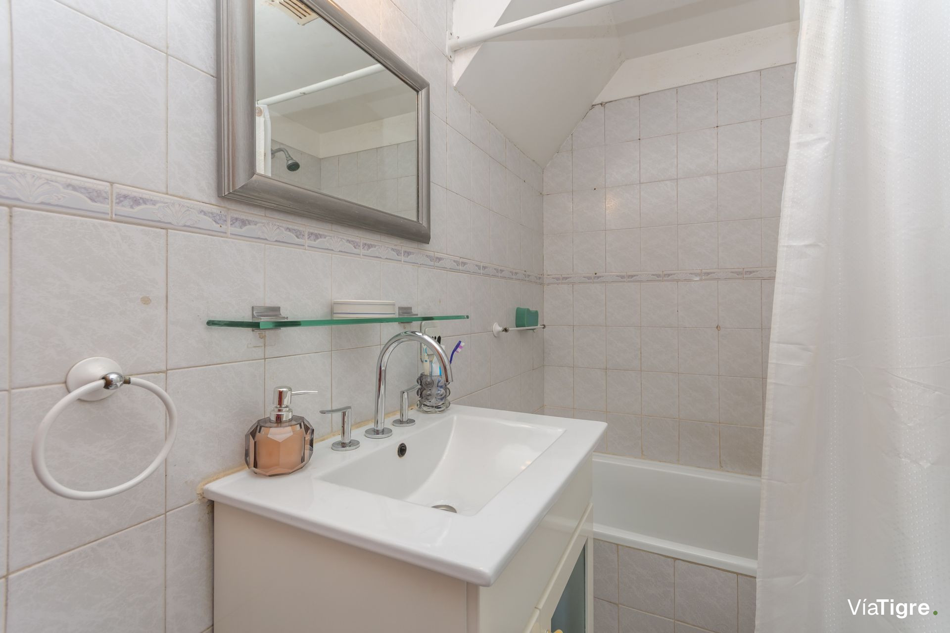 Triplex 4 amb en Venta con cochera y patio Olivos