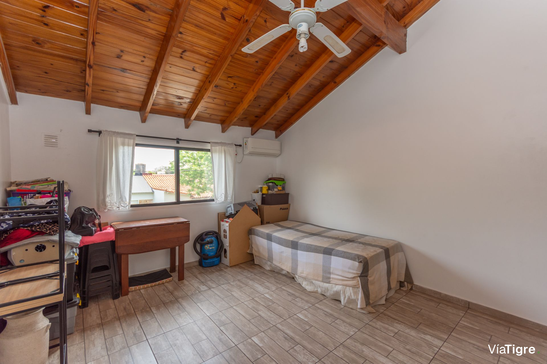 Triplex 4 amb en Venta con cochera y patio Olivos