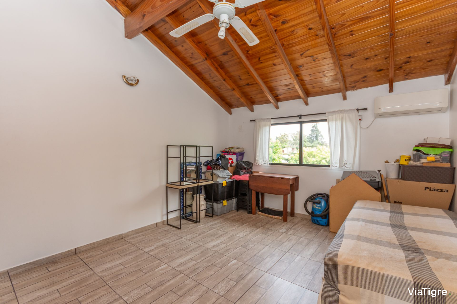 Triplex 4 amb en Venta con cochera y patio Olivos