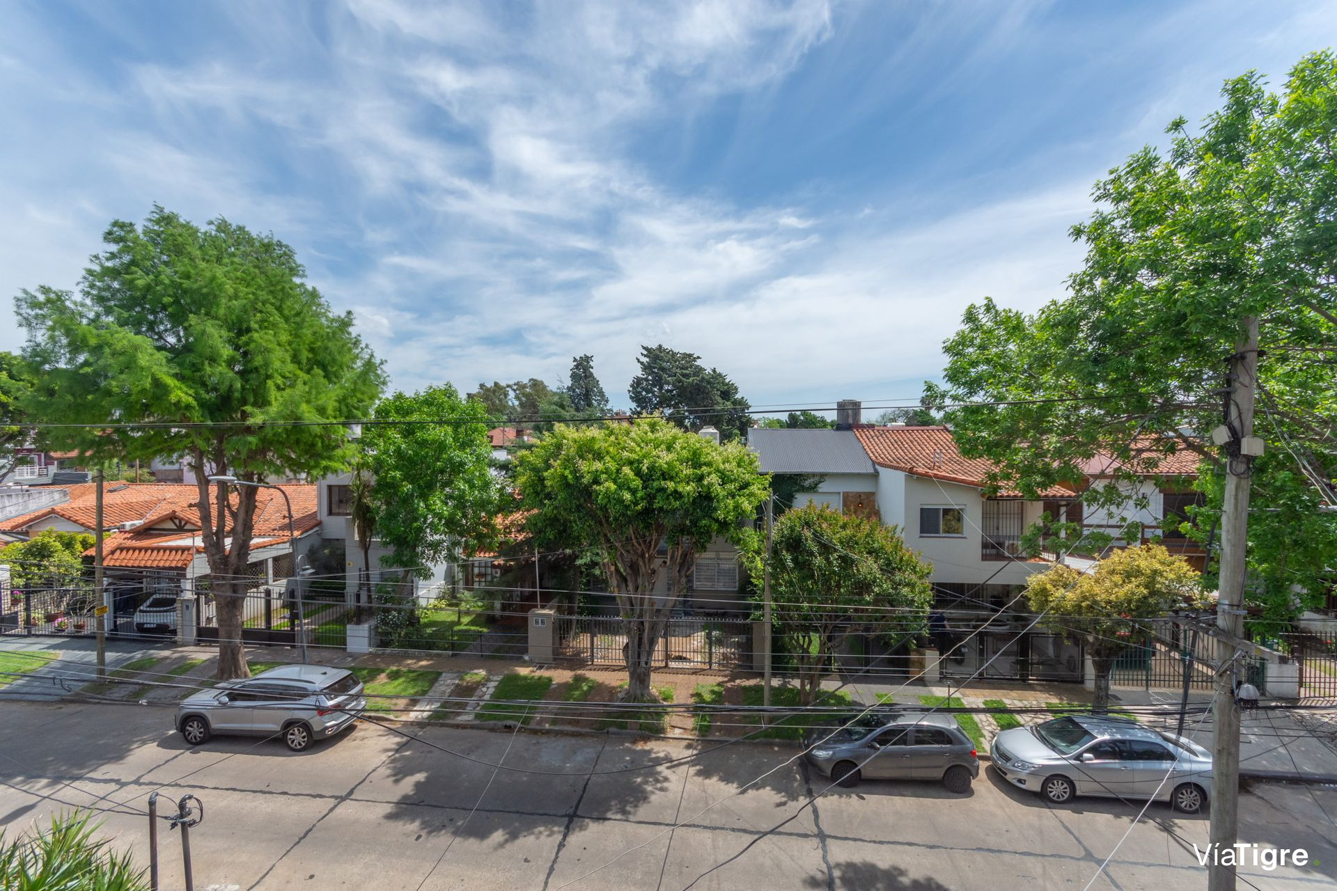 Triplex 4 amb en Venta con cochera y patio Olivos