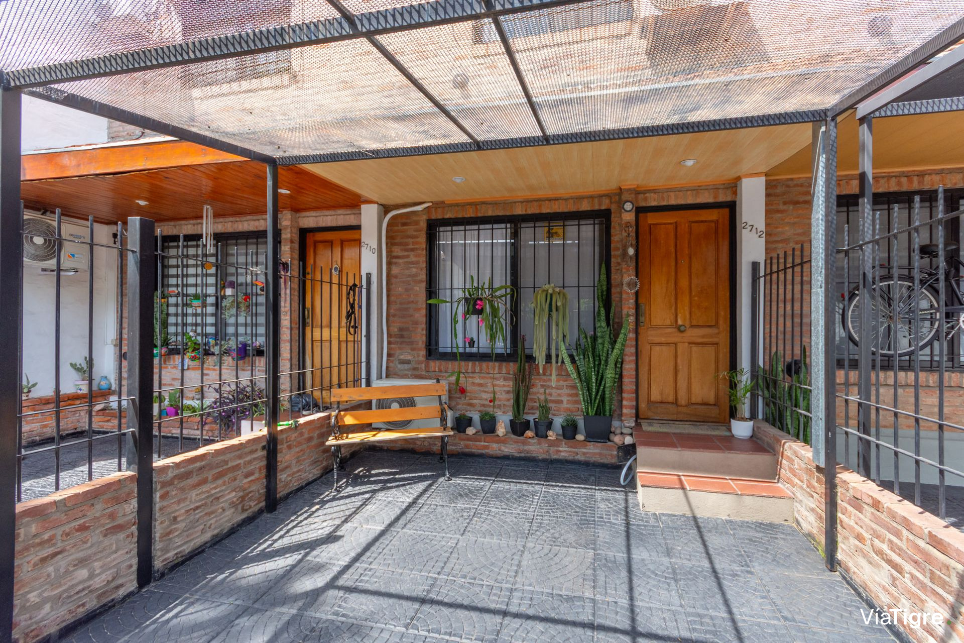 Triplex 4 amb en Venta con cochera y patio Olivos