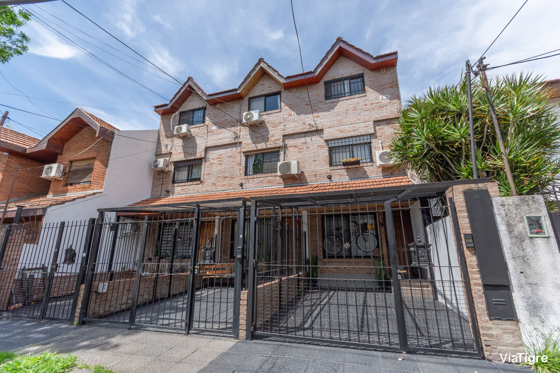 Triplex 4 amb en Venta con cochera y patio Olivos