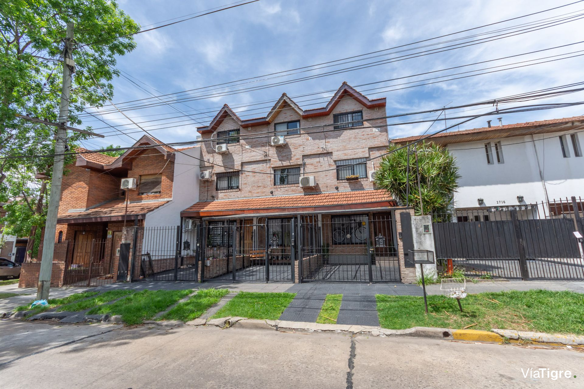Triplex 4 amb en Venta con cochera y patio Olivos