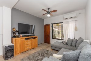 Triplex 4 amb en Venta con cochera y patio Olivos