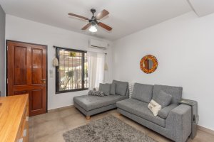 Triplex 4 amb en Venta con cochera y patio Olivos