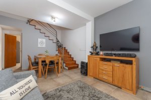 Triplex 4 amb en Venta con cochera y patio Olivos