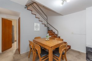 Triplex 4 amb en Venta con cochera y patio Olivos