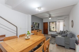 Triplex 4 amb en Venta con cochera y patio Olivos