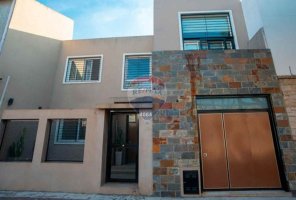 4-Room House for Sale in Olivos with Pool