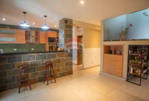 4-Room House for Sale in Olivos with Pool