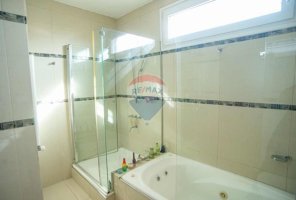 4-Room House for Sale in Olivos with Pool