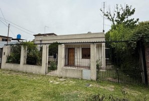 FOR SALE 3-room house with garden 50 meters from San Martin Ave.
